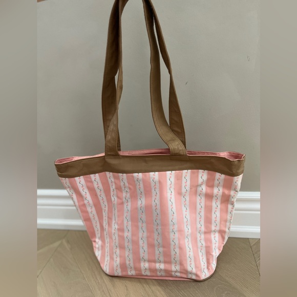 Sanrio waterproof essential tote in floral print. - Picture 2 of 6